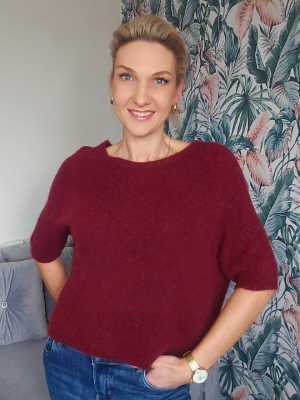 Burgundiškos spalvos alpaka megztukas trumpomis rankovėmis