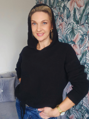 Alpakos vilnos megztinis su gobtuvu moterims, juodos spalvos