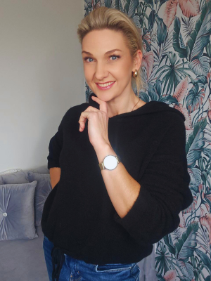 Alpakos vilnos megztinis su gobtuvu moterims, juodos spalvos