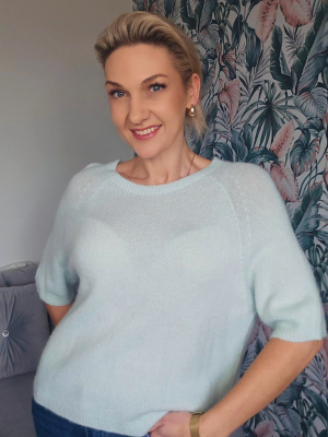 Mėtų spalvos alpaka megztukas trumpomis rankovėmis