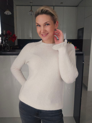 Pieno baltumo baby alpakos megztinis su puošniais rankogaliais