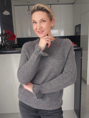 Pilkos spalvos baby alpakos megztinis su puošniais rankogaliais