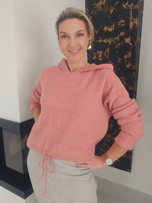 Persikinės spalvos alpakos vilnos megztinis su gobtuvu