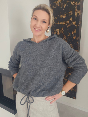 Pilkos spalvos alpakos vilnos megztinis su gobtuvu