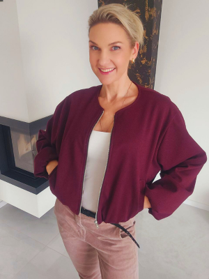 Šiltas burgundiškos spalvos bomberis su užtrauktuku moterims