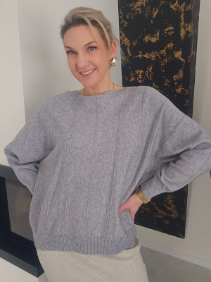 Šviesiai pilkos spalvos kimono stiliaus megztinis