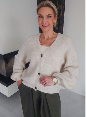 Moteriškas megztinis su sagomis, kreminės spalvos