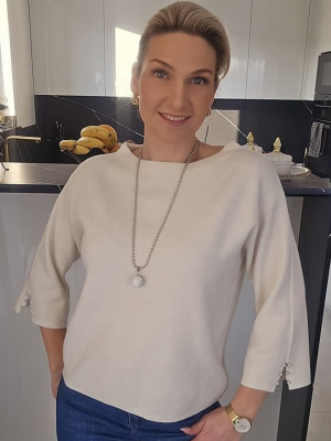 Kreminės spalvos palaidinė su grandinėle