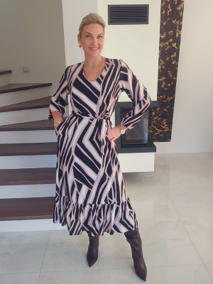 Raštuota ilga suknelė su diržu ir V formos iškirpte moterims