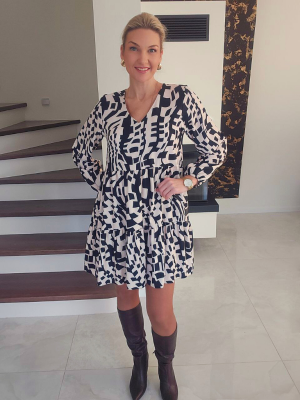 Trumpa raštuota suknelė su diržu ir klostuota apačia