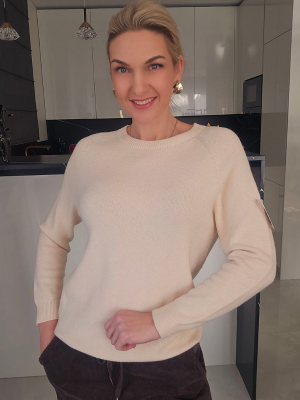 Kreminės spalvos viskozinis megztinis