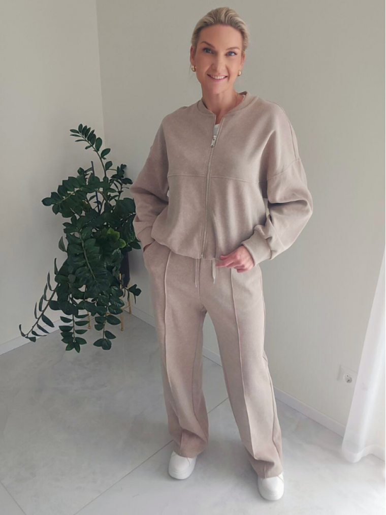 Itališkas smėlinės spalvos kostiumas