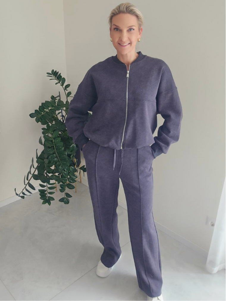 Itališkas tamsiai mėlynos spalvos kostiumas